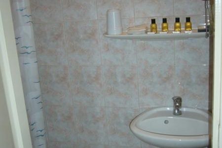 3 csillagos standard családi szoba fürdőszobája