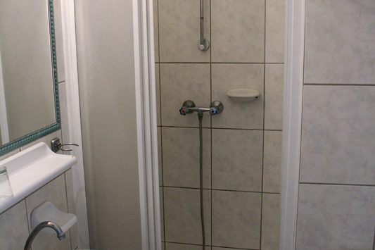 Kétágyas szoba fürdõszobája